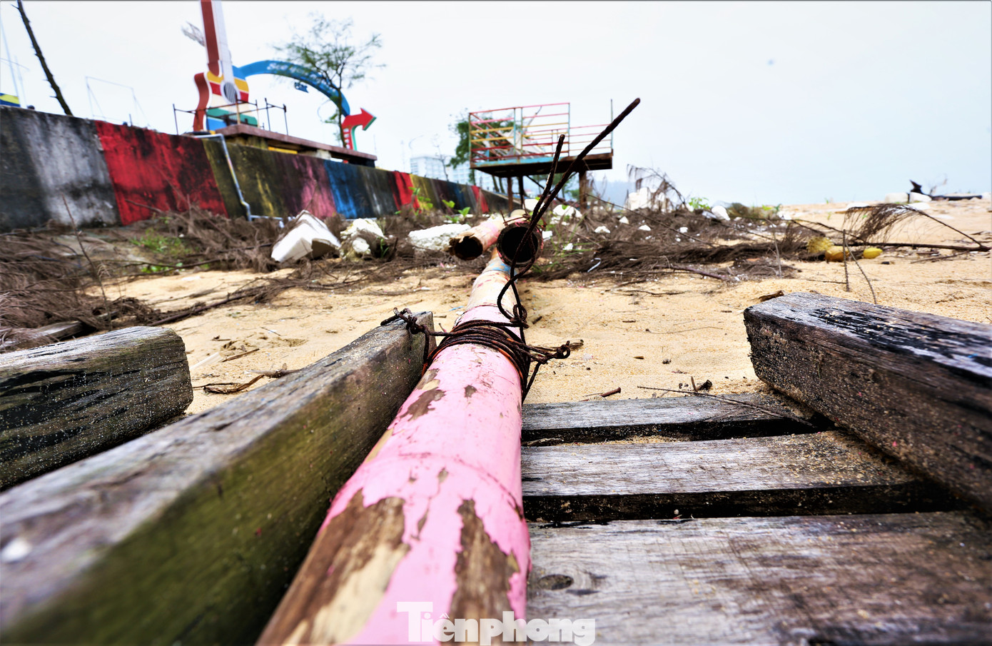 Khu vực Beach Club Thiên Cầm - được xem là nơi thu hút giới trẻ, du khách buổi tối tại bãi biển Thiên Cầm hiện là ngổn ngang rác thải. Sau mùa du lịch, đơn vị không thực hiện di dời các hạng mục, trả mặt bằng cho bãi biển khiến nơi đây trở nên nhếch nhác.