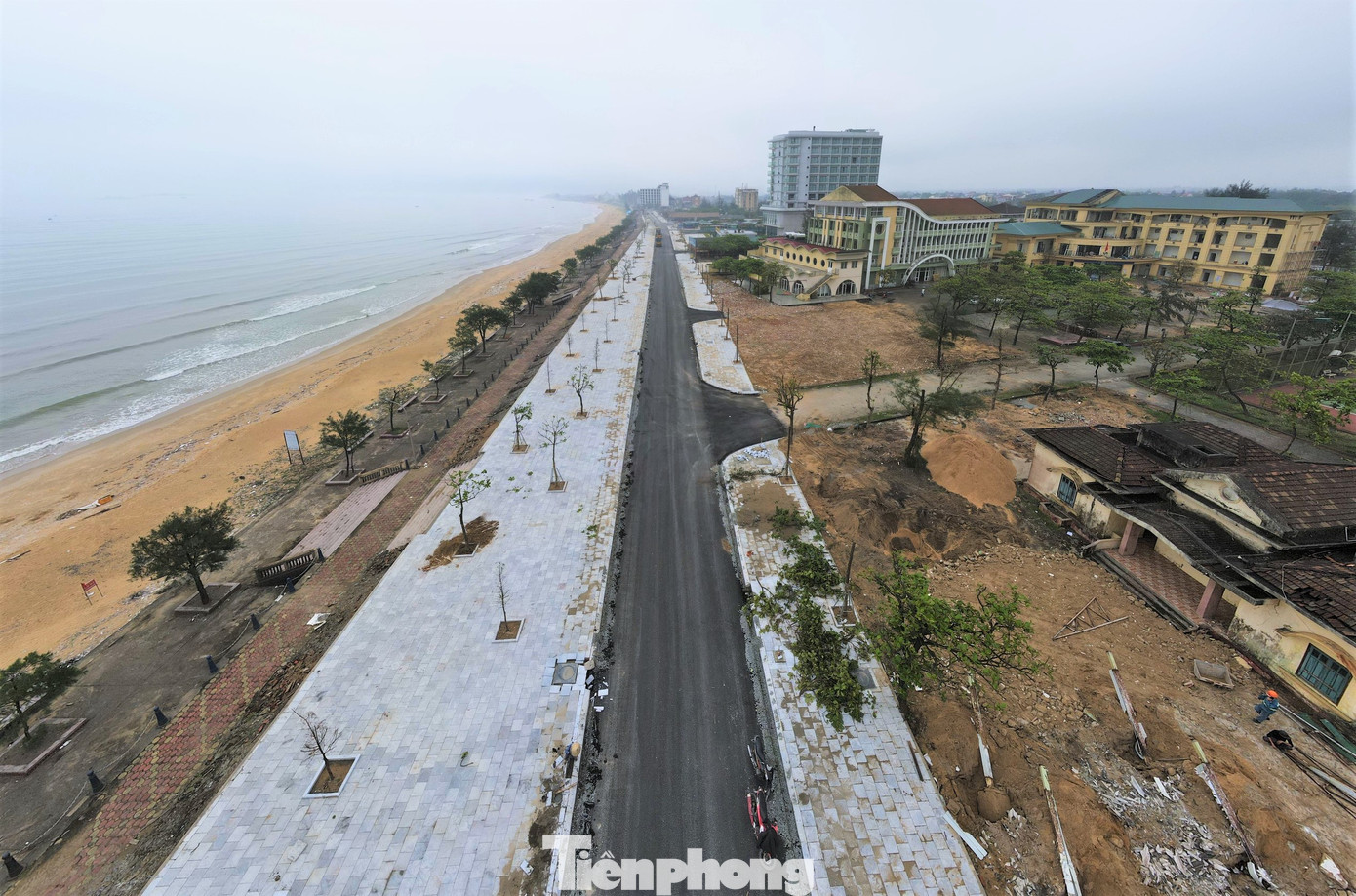 Tại khu du lịch Thiên Cầm (thị trấn Cẩm Xuyên, huyện Cẩm Xuyên), địa phương cũng thực hiện Dự án xây dựng hạ tầng Khu du lịch Nam Thiên Cầm giai đoạn 1 với tổng mức đầu tư hơn 75 tỷ đồng.