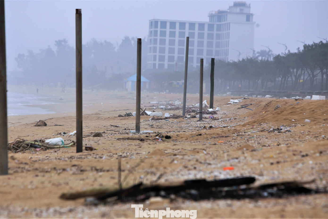 Ngoài việc chưa hoàn thiện chỉnh trang hạ tầng, phía bãi tắm Thiên Cầm cũng ngổn ngang rác thải như xốp, gốc cây, chai lọ, ngư cụ hư hỏng dạt vào bờ...