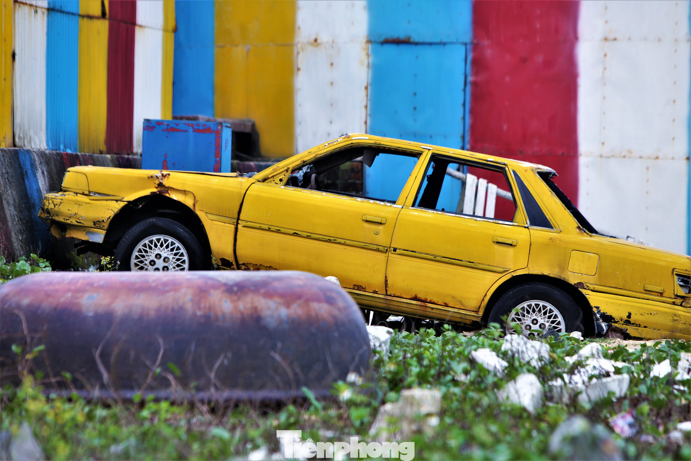 Khu vực Beach Club Thiên Cầm - được xem là nơi thu hút giới trẻ, du khách buổi tối tại bãi biển Thiên Cầm hiện là ngổn ngang rác thải. Sau mùa du lịch, đơn vị không thực hiện di dời các hạng mục, trả mặt bằng cho bãi biển khiến nơi đây trở nên nhếch nhác.