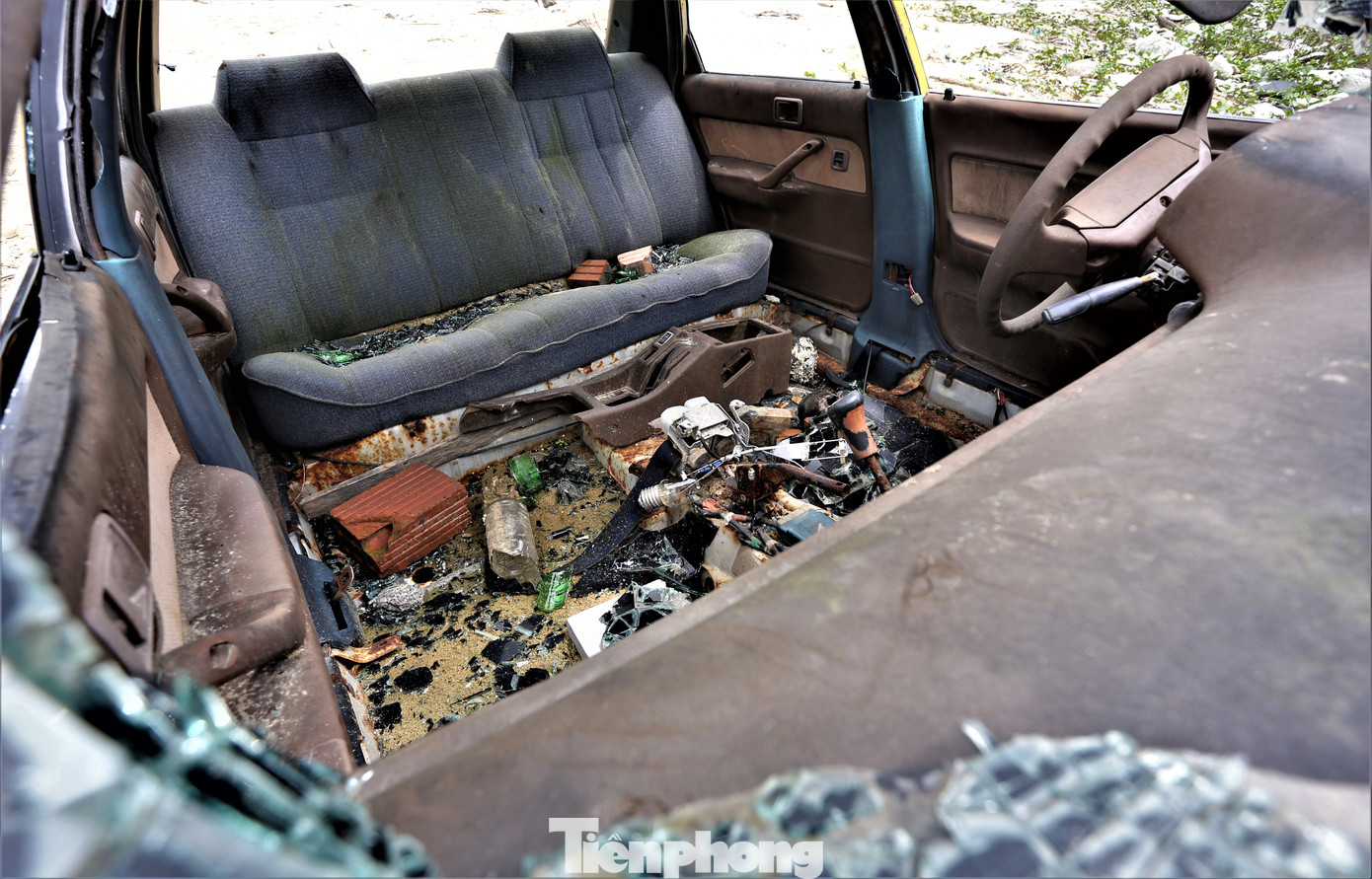 Khu vực Beach Club Thiên Cầm - được xem là nơi thu hút giới trẻ, du khách buổi tối tại bãi biển Thiên Cầm hiện là ngổn ngang rác thải. Sau mùa du lịch, đơn vị không thực hiện di dời các hạng mục, trả mặt bằng cho bãi biển khiến nơi đây trở nên nhếch nhác.