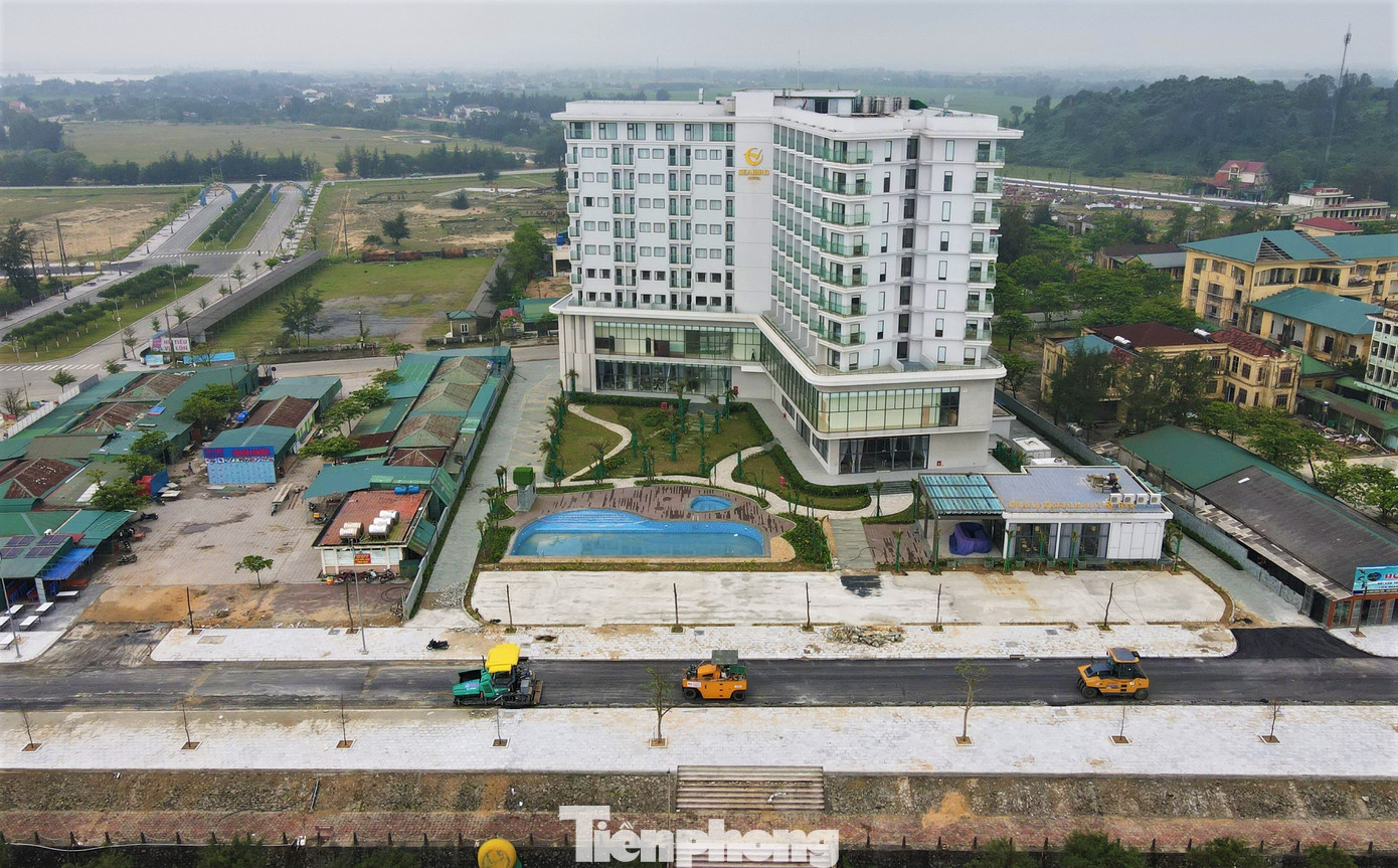 Theo BQL Khu du lịch Thiên Cầm, hiện có 1.038 cơ sở lưu trú có thể đón hơn 3.000 lượt khách; hơn 300 điểm tắm công cộng; 44 nhà hàng, phục vụ hơn 18.700 khách/lượt. Mùa du lịch năm 2024 dự kiến đón hơn 600.000 lượt khách du lịch, thu hơn 400 tỷ đồng.