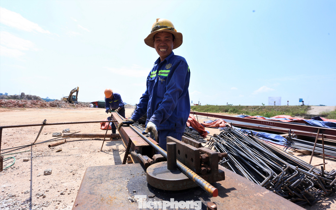 Nụ cười công nhân trên công trường ngày nghỉ lễ,