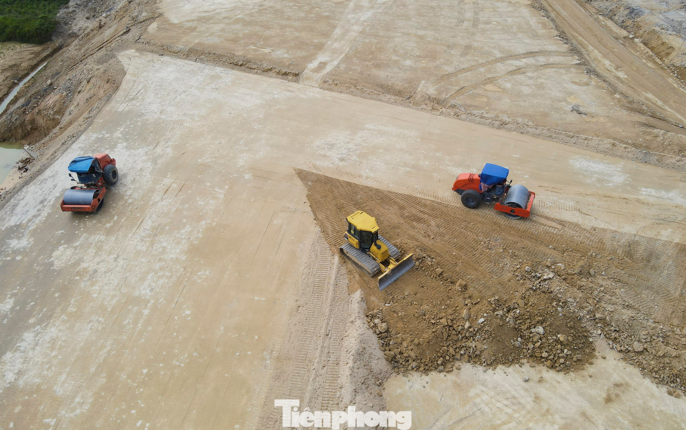 Ông Đàm Đức Ngọc, Chỉ huy trưởng công trường cho biết, gói thầu 12-XL dài 24km, chủ yếu vượt qua đồi núi nên phải hạ đồi, lắp cống ngầm, hầm chui và các cây cầu.