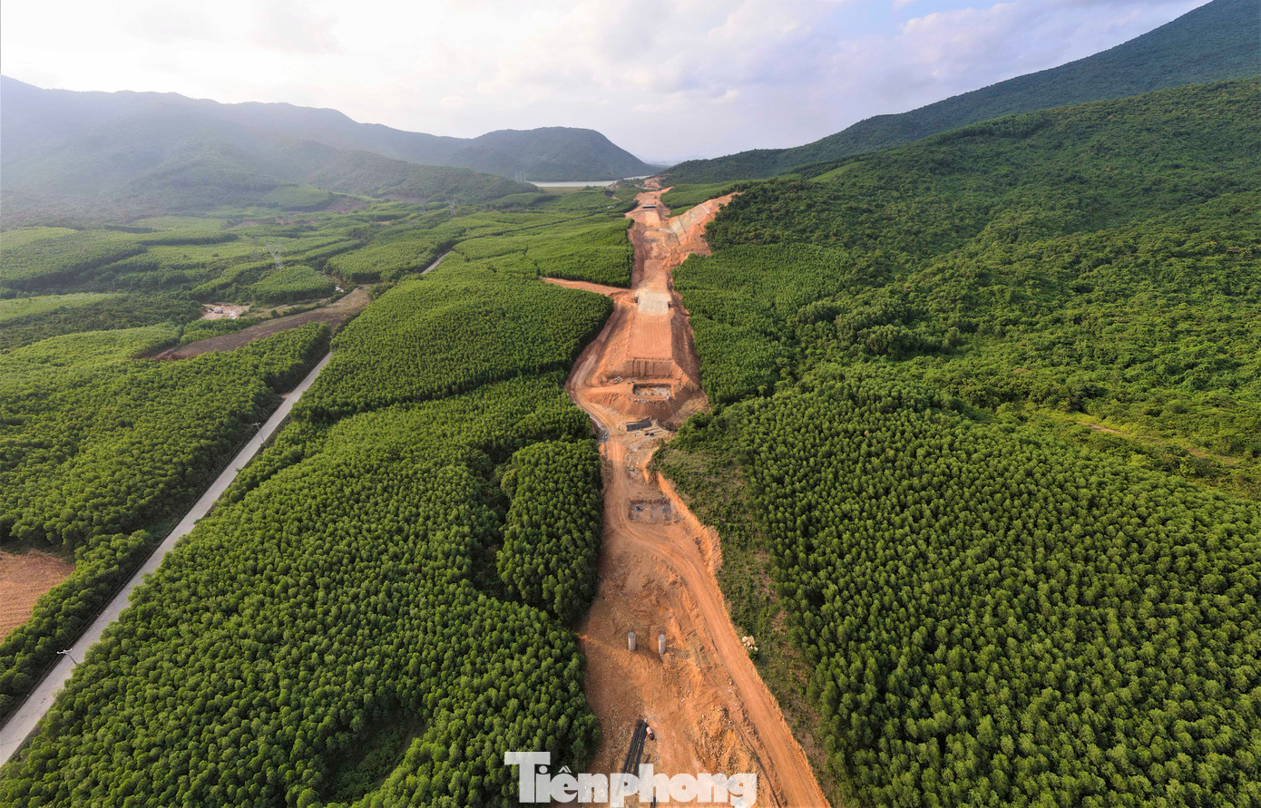 Đoạn cao tốc Vũng Áng - Bùng có chiều dài 55,34km (qua Hà Tĩnh 12,9km; Quảng Bình 42,44km) với tổng mức đầu tư 12.548 tỷ đồng xuyên qua từng ngọn đồi trồng keo tràm xanh ngắt.