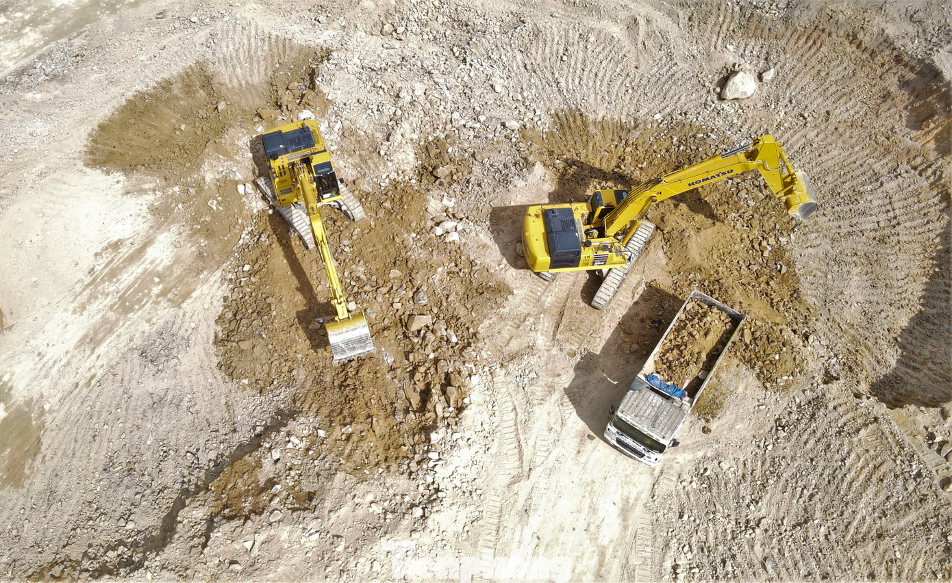 Máy móc liên tục đào bới, xẻ từng vạt đồi trên tuyến cao tốc.