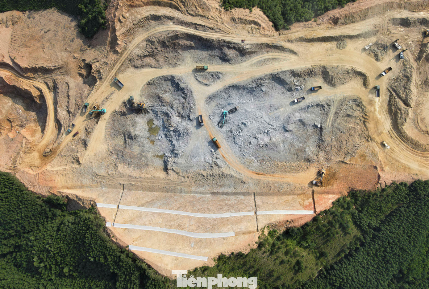 Ông Lưu Tuấn – Phó Giám đốc Ban QL dự án Thăng Long - chủ đầu tư dự án cao tốc Bắc – Nam đoạn Hàm Nghi – Vũng Áng cho biết: “Tiến độ dự án hiện đạt khoảng 17%, đơn vị đang đôn đốc nhà thầu bám công trình, duy trì tiến độ. Tuy nhiên, do mùa mưa đang diễn ra, các đường công vụ bị sình, lầy, nhà thầu phải cho công nhân làm các hạng mục cầu, cống, cấu kiện. Khi trời nắng, việc gia cố nền được triển khai khẩn trương, bù tiến độ”.