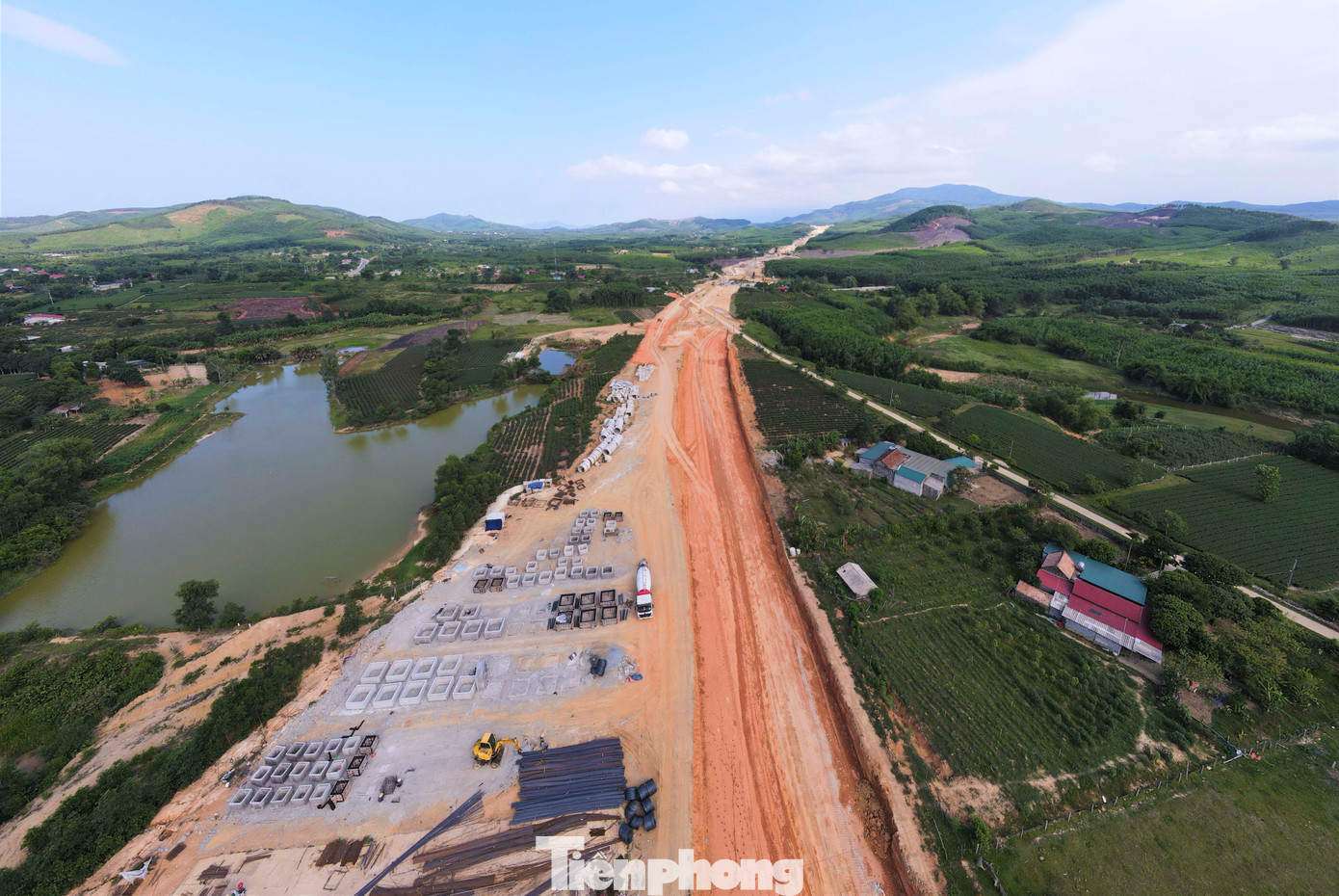 Cao tốc xuyên qua những ngọn đồi trồng chè của người dân xã Kỳ Trung (huyện Kỳ Anh).