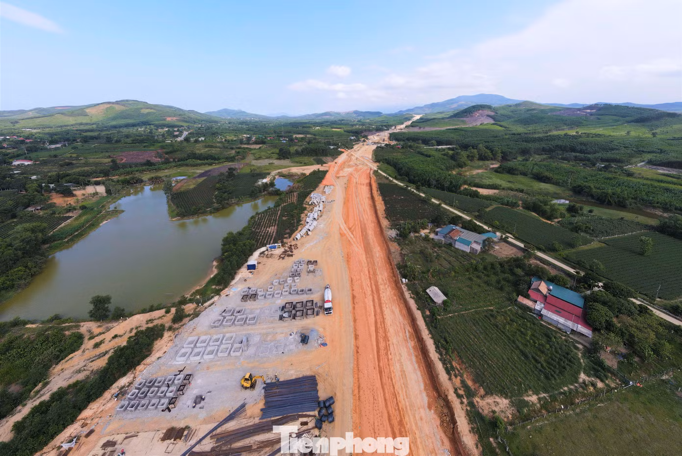 Cao tốc xuyên qua những ngọn đồi trồng chè của người dân xã Kỳ Trung (huyện Kỳ Anh).
