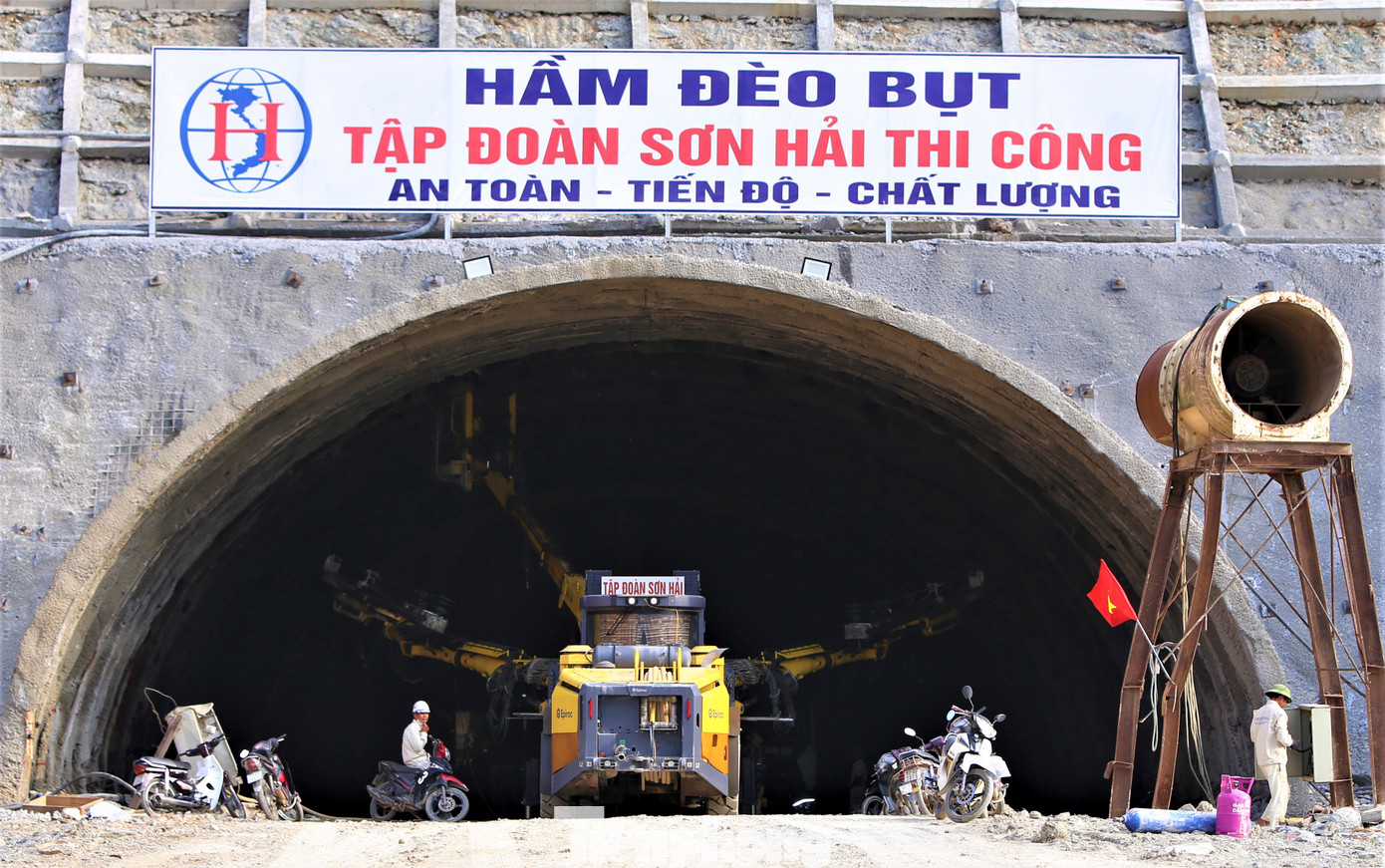 Hầm Đèo Bụt được thiết kế 2 ống hầm với chiều dài lần lượt 716m và 840m. Mỗi hầm cao 8m, rộng 15m, có 3 làn xe cùng các điểm mở rộng đề phòng sự cố trong quá trình sử dụng và hệ thống chiếu sáng bên trong. Trong hình, rô bốt cùng công nhân đang tiến hành khoét hầm xuyên núi.