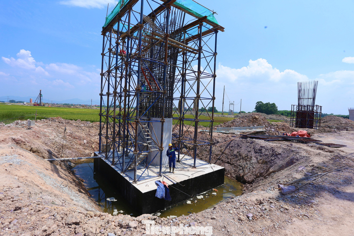 Trong những ngày nghỉ lễ, công nhân vẫn điều khiển máy móc, miệt mài thi công trên công trường.