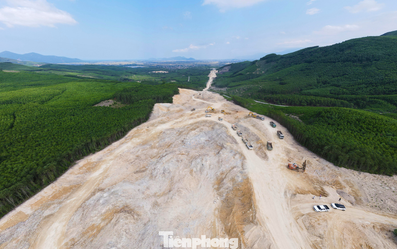 &quot;Đoạn, tuyến đơn vị thực hiện phải hạ 4 quả đồi, trung bình hơn 40m với tổng khối lượng đất phải lấy khoảng 800.000m3. Toàn tuyến đã thi công gần 40% khối lượng, để đảm bảo tiến độ trước mùa mưa, ngày lễ công ty đã tăng 200% lương cho kỹ sư, công nhân làm việc xuyên lễ&quot;, ông Ngọc cho hay. Trong hình, máy móc đang hạ đồi 560 tại gói thầu 12-XL, dự án thành phần đoạn Hàm Nghi - Vũng Áng.