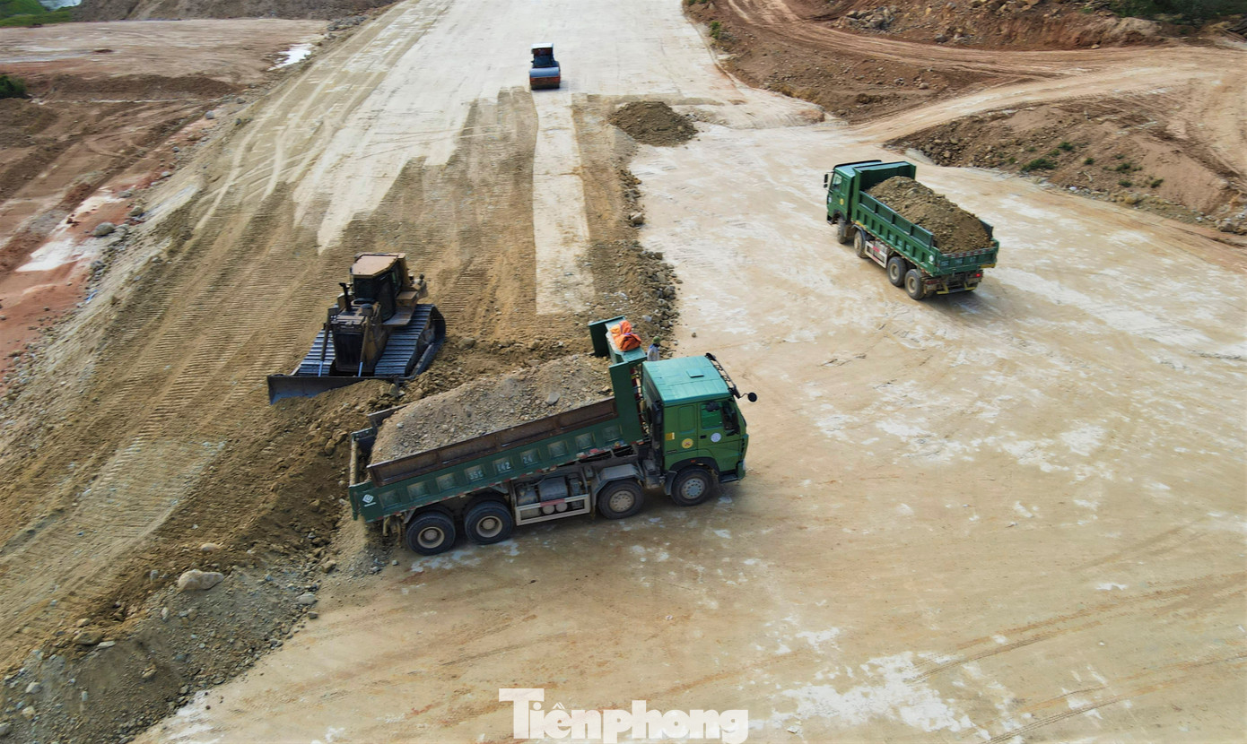 Từng tốp công nhân, xe máy miệt mài thi công cao tốc.