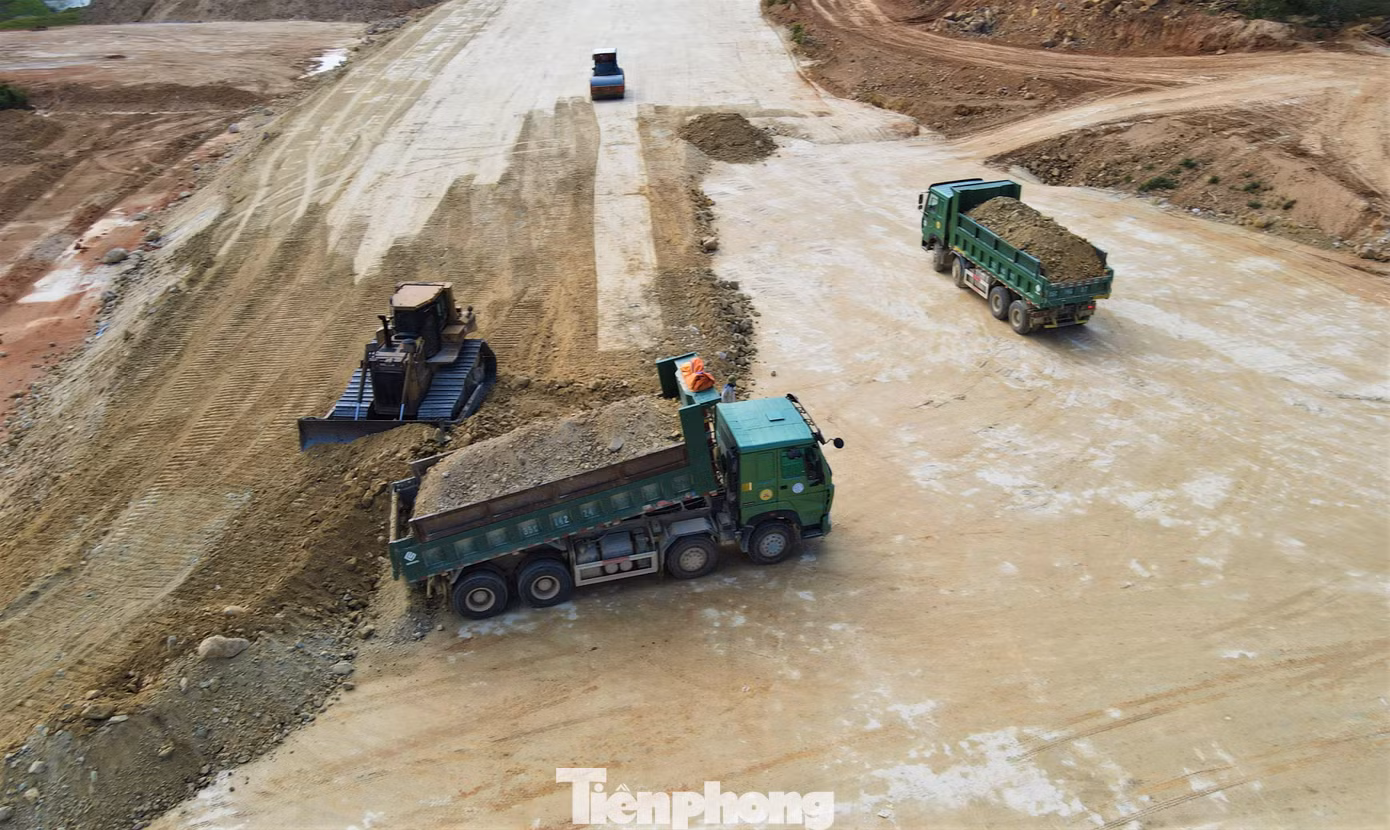 Từng tốp công nhân, xe máy miệt mài thi công cao tốc.