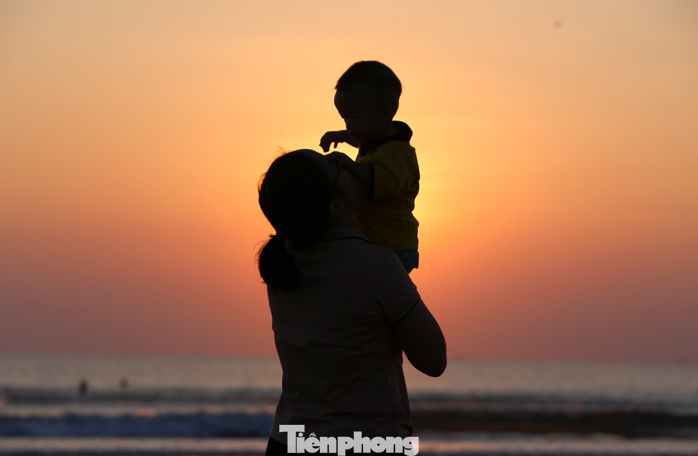 “Lần đầu tiên cùng gia đình đến biển Xuân Thành, tôi cố gắng thức dậy sớm để ngắm bình minh, cảm nhận không khí tuyệt vời nhất”, Hoài Thường (17 tuổi, trú TP Hà Tĩnh) chia sẻ. Dưới ánh mặt trời ló rạng, người mẹ trao nụ hôn và tình yêu thương đến con trai.