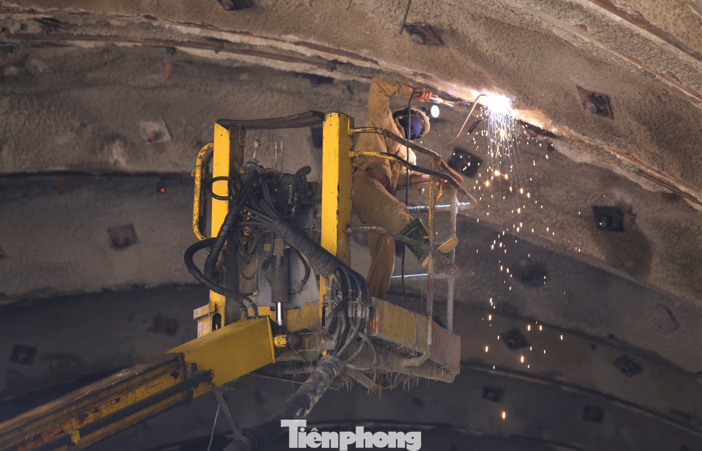 Công nhân hàn gia cố trên các mái hầm Đèo Bụt trong quá trình thi công.