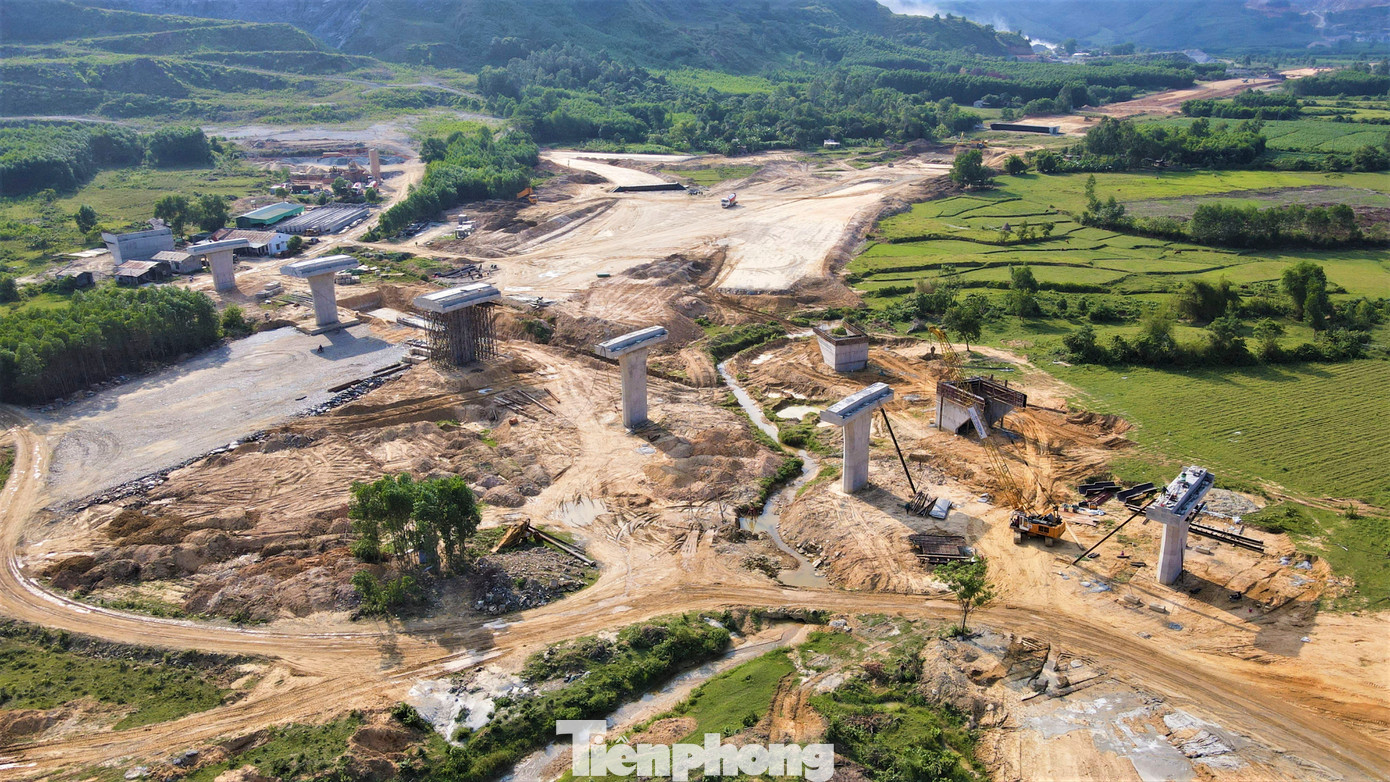 Tuyến cầu vượt được nhà thầu đúc các trụ, dần thành hình.