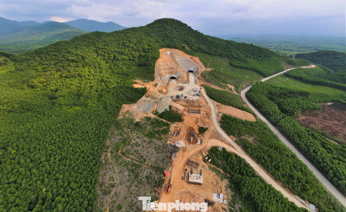 Hầm Đèo Bụt trên tuyến cao tốc Bắc - Nam đoạn Vũng Áng - Bùng là hầm đường bộ duy nhất trên tuyến cao tốc qua Hà Tĩnh. Phía Nam hầm thuộc địa phận xã Kỳ Lạc (huyện Kỳ Anh), xã Kỳ Hoa (thị xã Kỳ Anh, Hà Tĩnh). Dù ngày lễ song Tập đoàn Sơn Hải (Quảng Bình) vẫn huy động tối đa nhân lực thi công hầm xuyên núi.