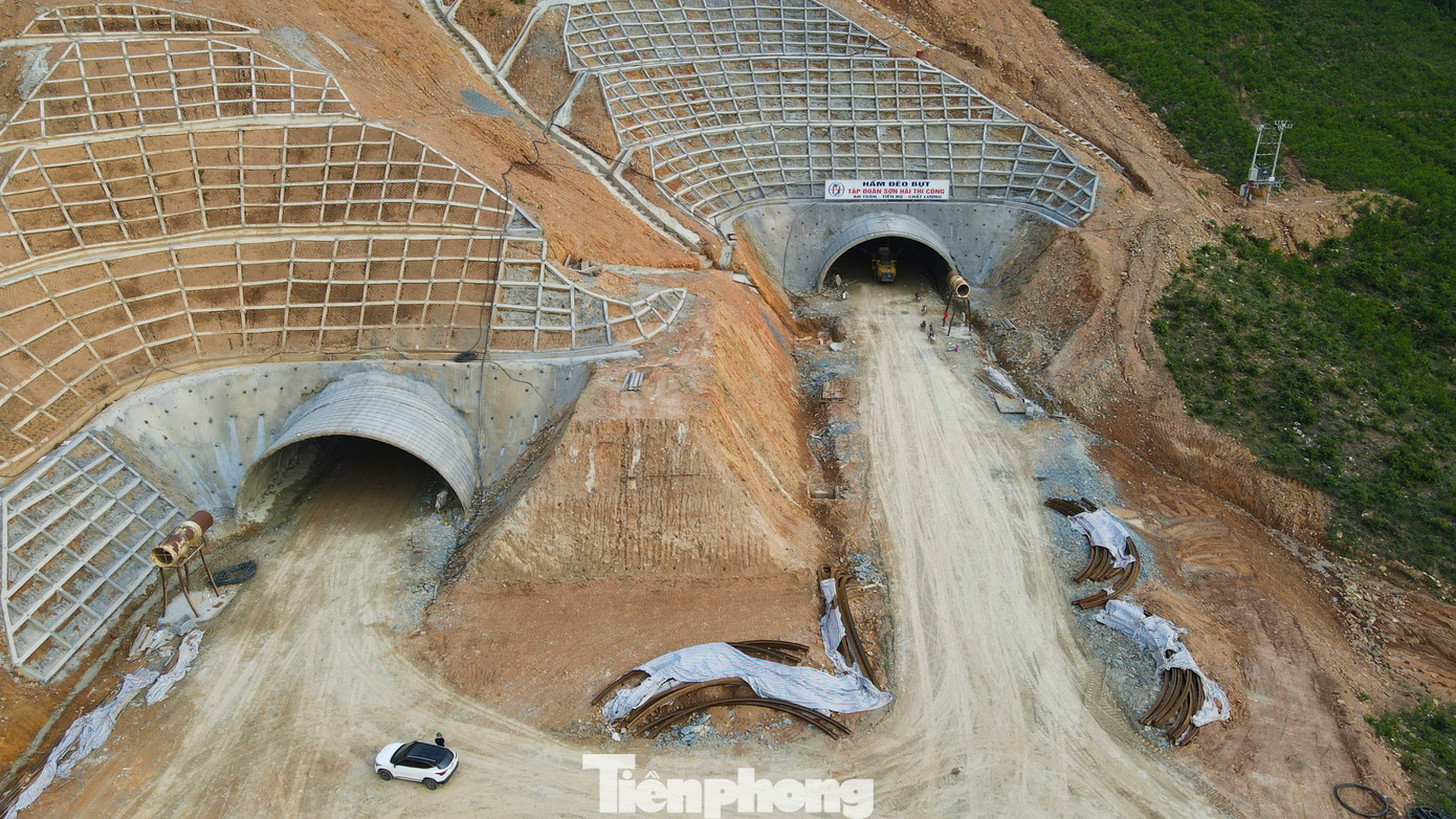 Ông Nguyễn Viết Trung - Tập đoàn Sơn Hải cho biết: &quot;Phía Nam ống hầm Đèo Bụt phía nhánh phải đã đào được 40m, nhánh trái gần 50m. Đơn vị đang triển khai 3 rô bốt cùng hàng chục công nhân thi công công trình. Do địa chất tầng phủ yếu nên quá trình làm phải bơm ống neo tạo ô và gia cố chắc chắn. Với ngày nghỉ lễ, công ty động viên cán bộ nhân viên tiếp tục thi công để đảm bảo tiến độ&quot;.