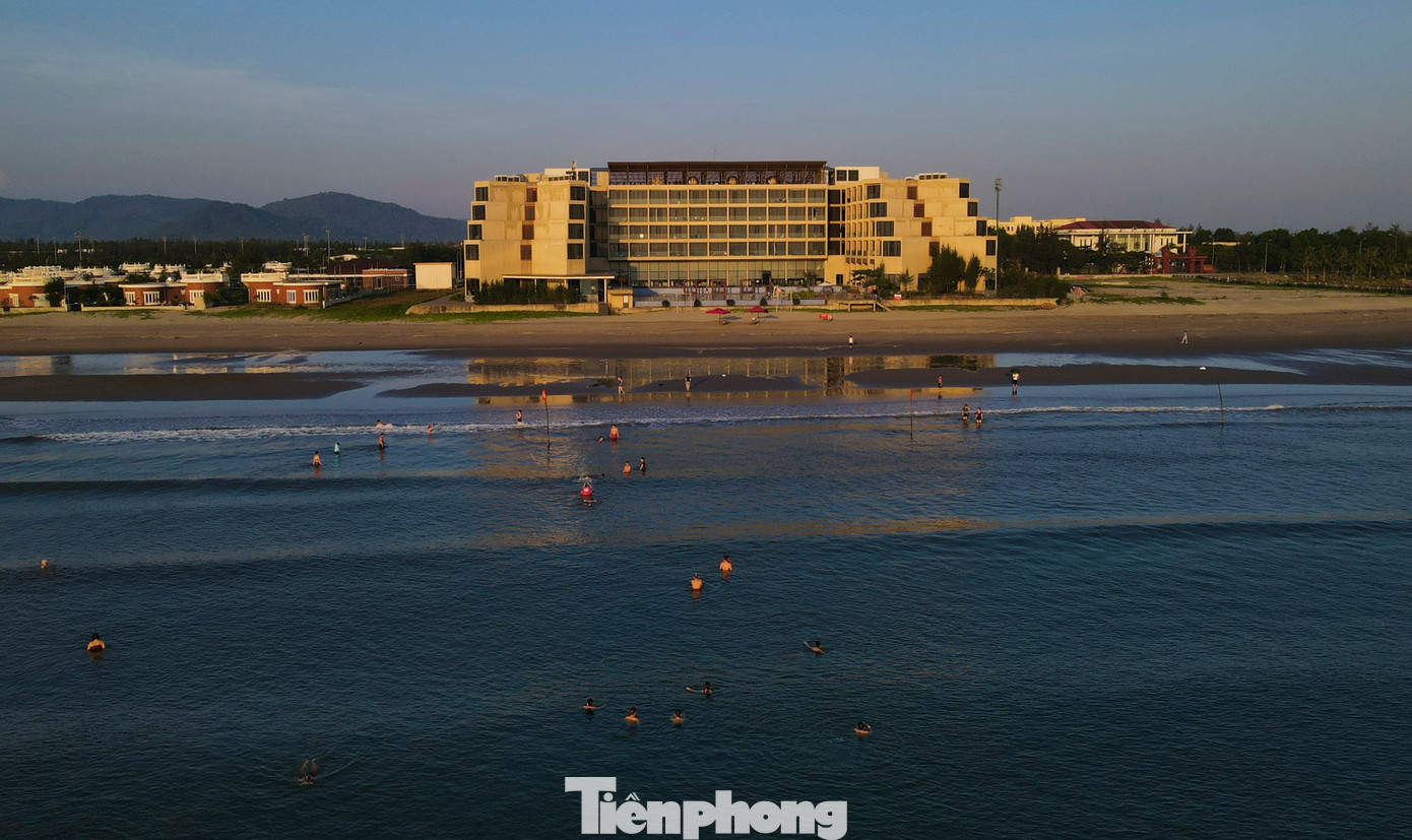 Dọc dải biển yên bình, người dân, du khách tranh thủ thức dậy ngắm bình minh, tắm dưới làn nước mát lạnh.