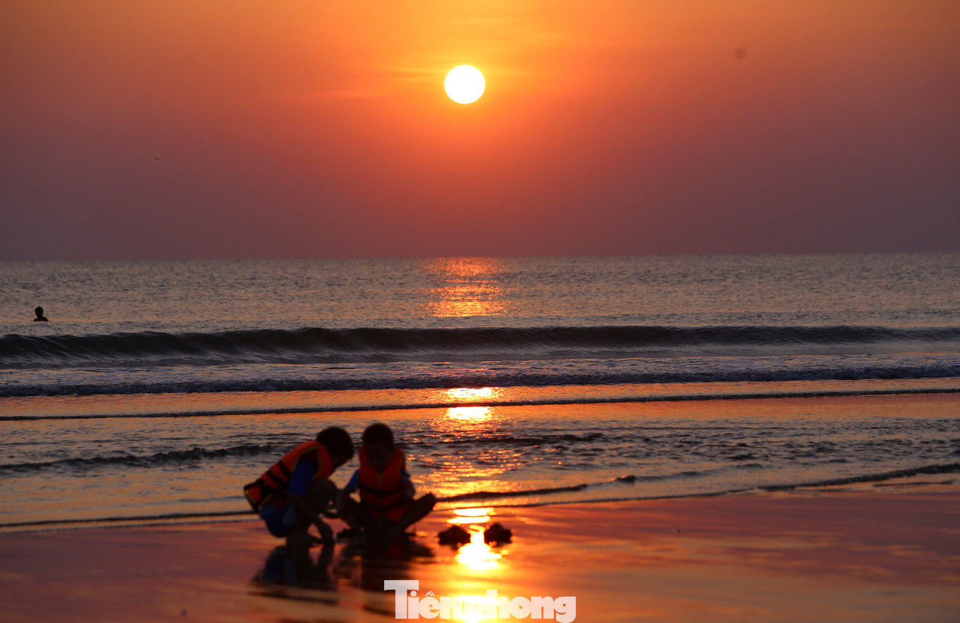 Rạng đông, những tia nắng đầu tiên hắt lên nền trời tạo nên khung cảnh ấn tượng của bãi biển.