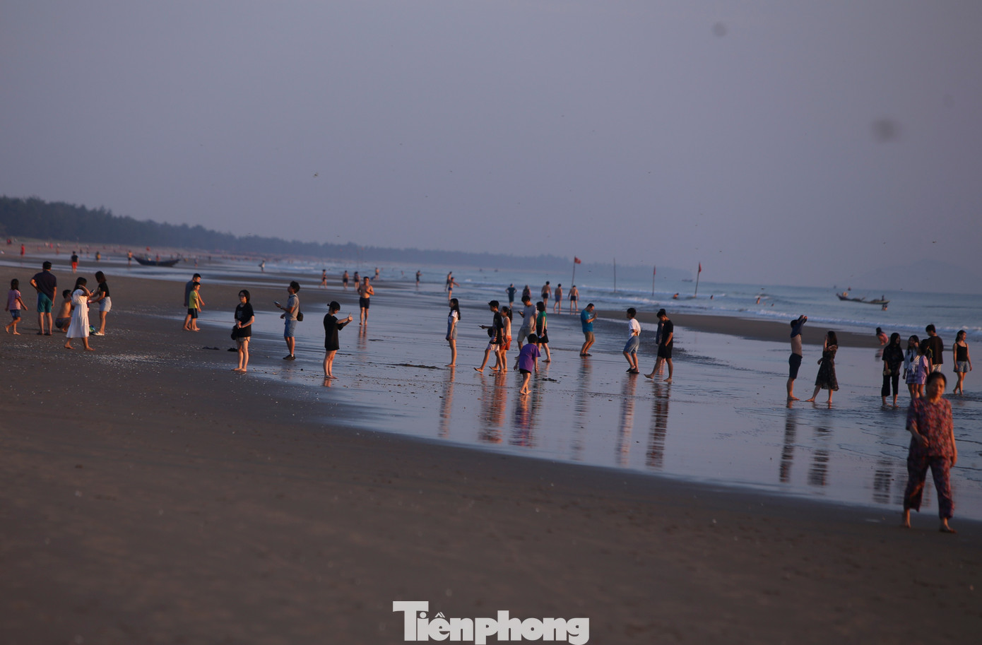 Nhiều người khác tranh thủ dạo bộ, tận hưởng không khí trong lành lúc bình minh.