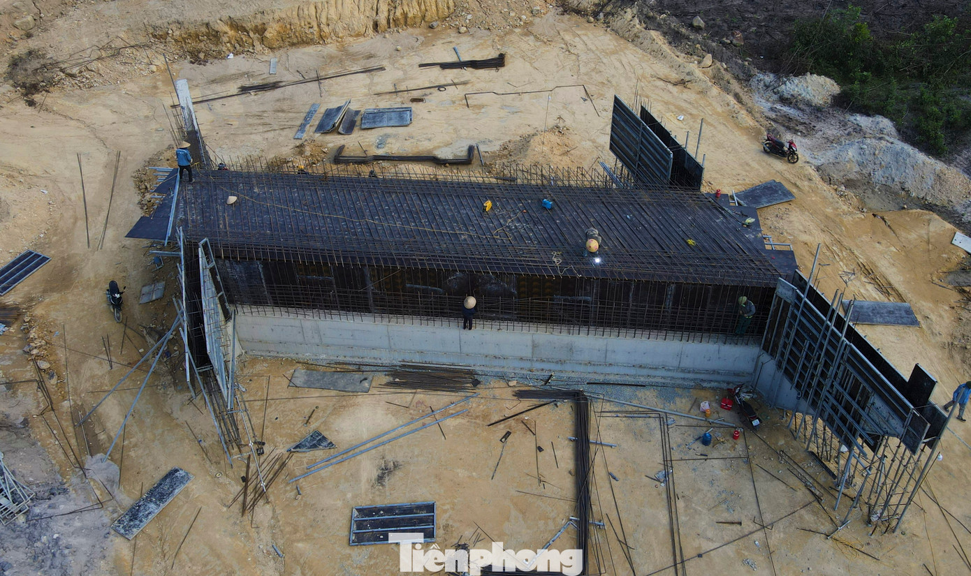 Từng tốp công nhân, xe máy miệt mài thi công cao tốc.