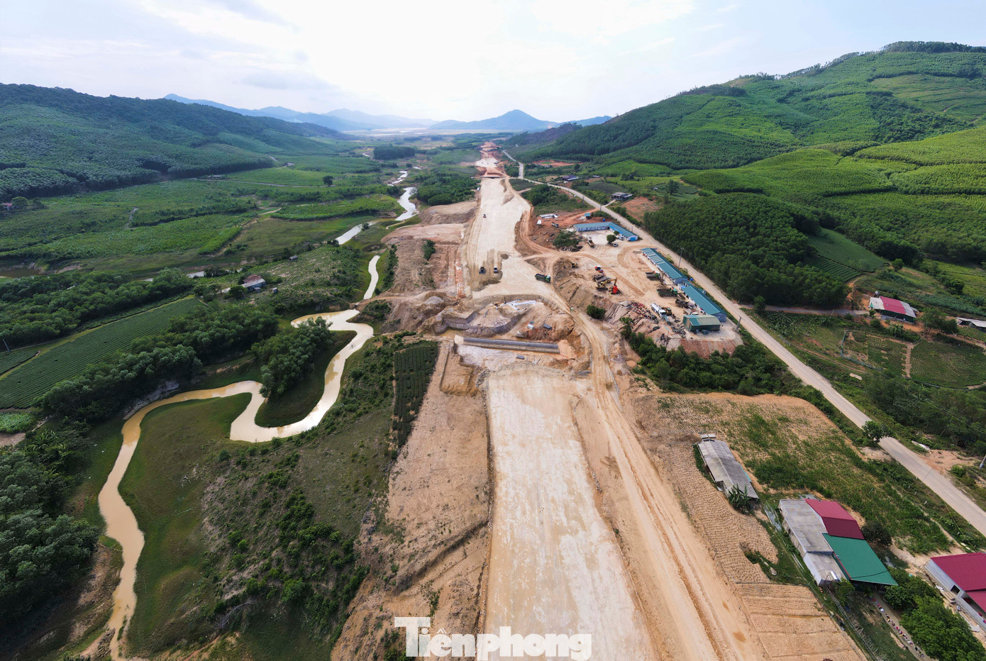 Trong khi đó, cao tốc Bắc - Nam đoạn Hàm Nghi - Vũng Áng có tổng chiều dài hơn 54,2 km đi qua các huyện Thạch Hà, Cẩm Xuyên và huyện Kỳ Anh, tỉnh Hà Tĩnh. Tổng mức đầu tư hơn 9.700 tỷ đồng đang được các nhà thầu xẻ đồi, bạt núi, vận chuyển đất gia cố nền, đẩy nhanh tiến độ.