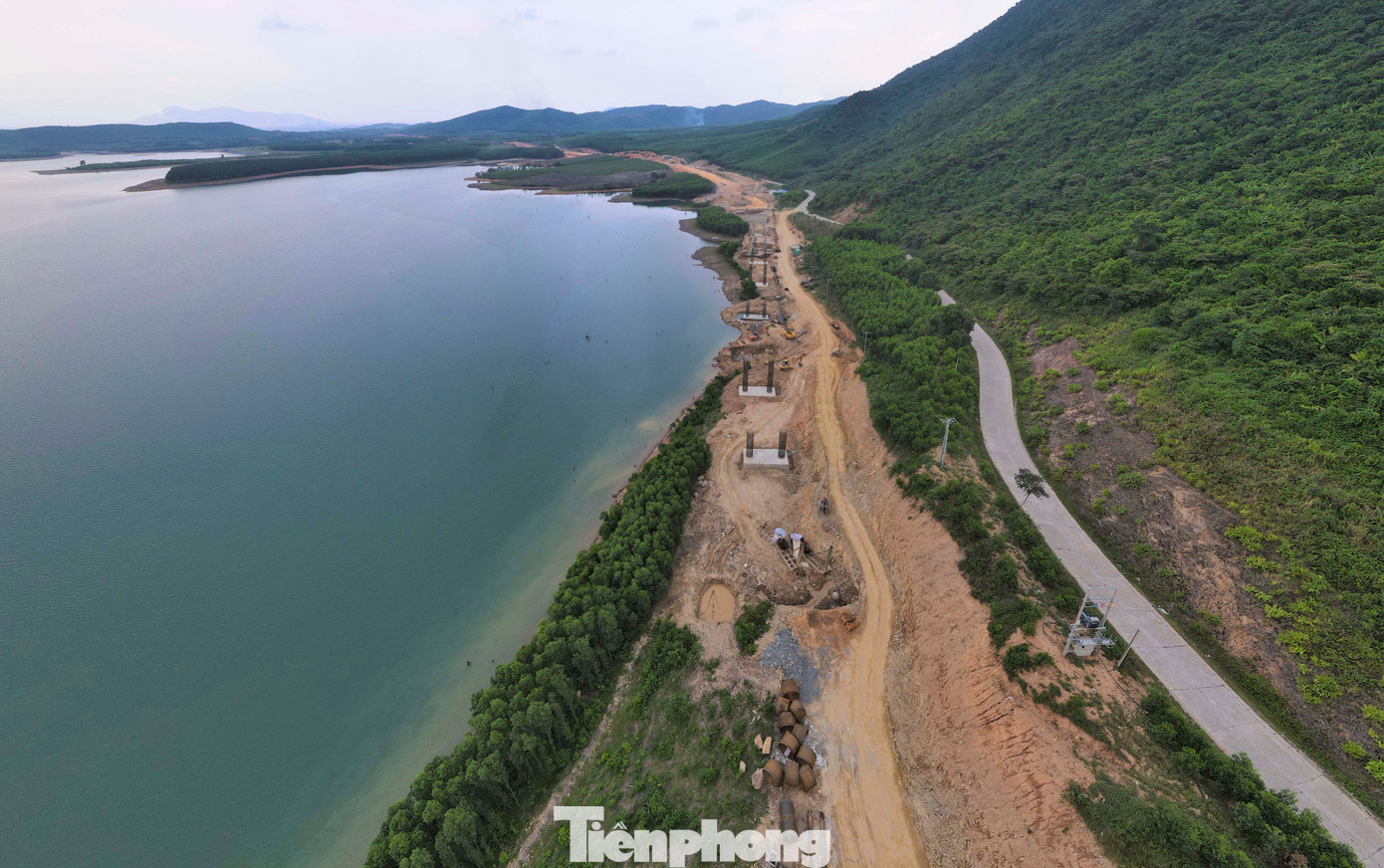 Trên công trường cầu dẫn qua Hồ chứa nước Kim Sơn (xã Kỳ Hoa, TX Kỳ Anh), đơn vị thi công đang nỗ lực đẩy nhanh tiến độ trước khi Hà Tĩnh bước vào mùa mưa, sẽ gây khó khăn cho việc thi công.