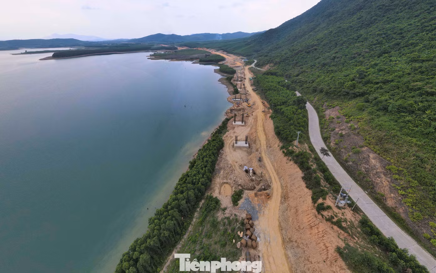 Trên công trường cầu dẫn qua Hồ chứa nước Kim Sơn (xã Kỳ Hoa, TX Kỳ Anh), đơn vị thi công đang nỗ lực đẩy nhanh tiến độ trước khi Hà Tĩnh bước vào mùa mưa, sẽ gây khó khăn cho việc thi công.