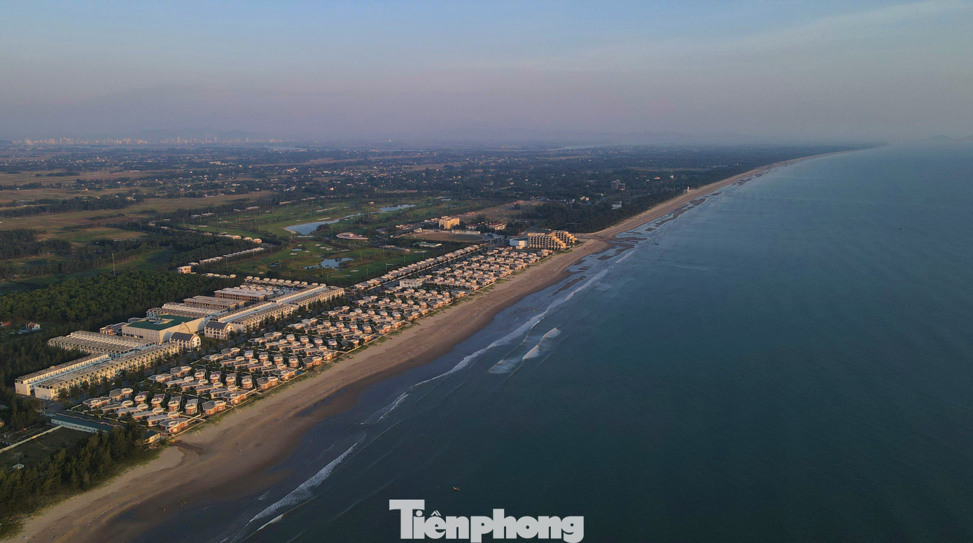 Biển Xuân Thành sở hữu bờ biển dài gần 5 km với bãi cát mịn cùng cảnh sắc tươi xanh. Nơi đây còn có hệ thống khách sạn, khu lưu trú cao cấp, hiện đại, đáp ứng nhu cầu cho du khách nghỉ dưỡng.