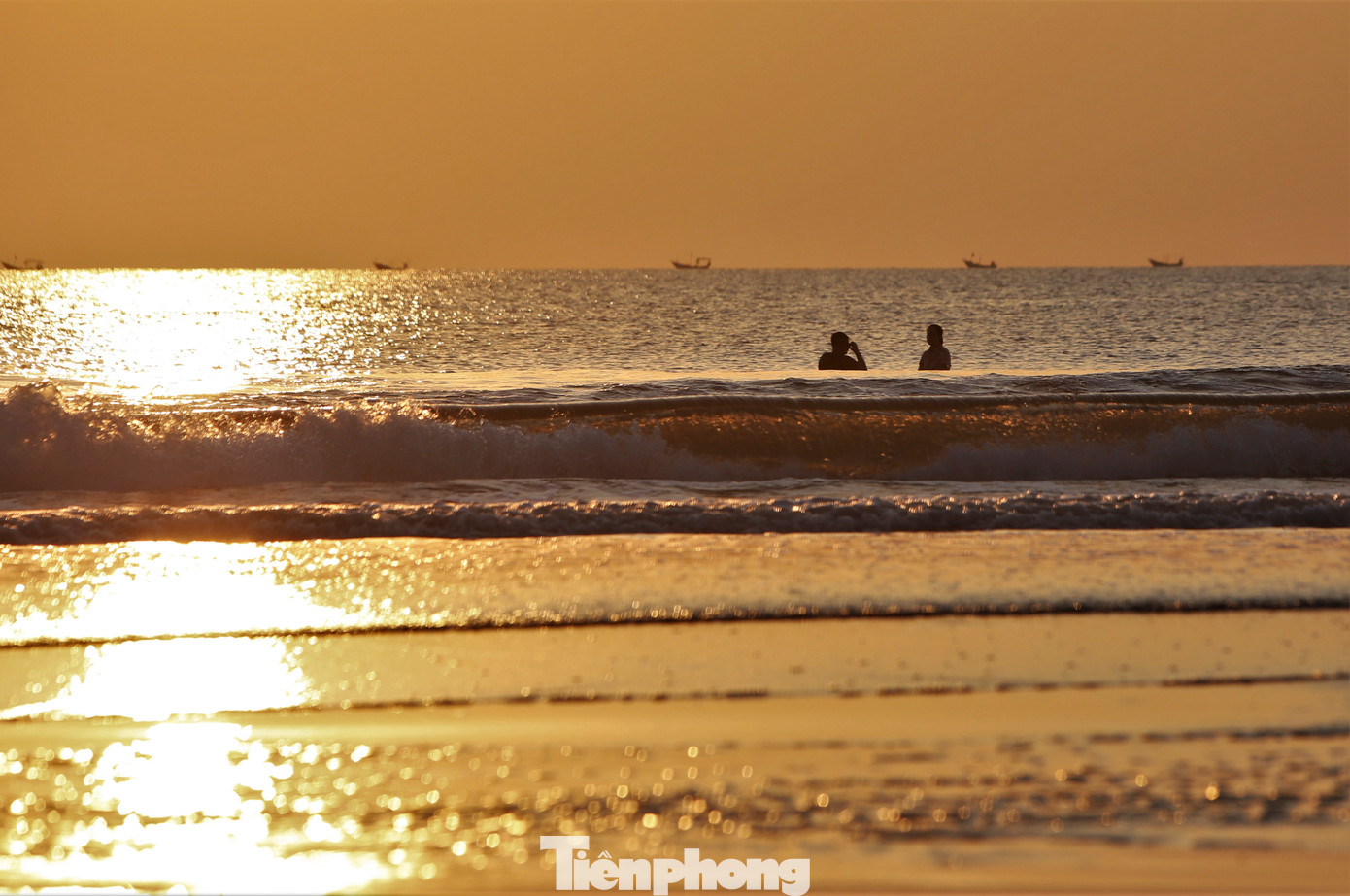 Dọc dải biển yên bình, người dân, du khách tranh thủ thức dậy ngắm bình minh, tắm dưới làn nước mát lạnh.