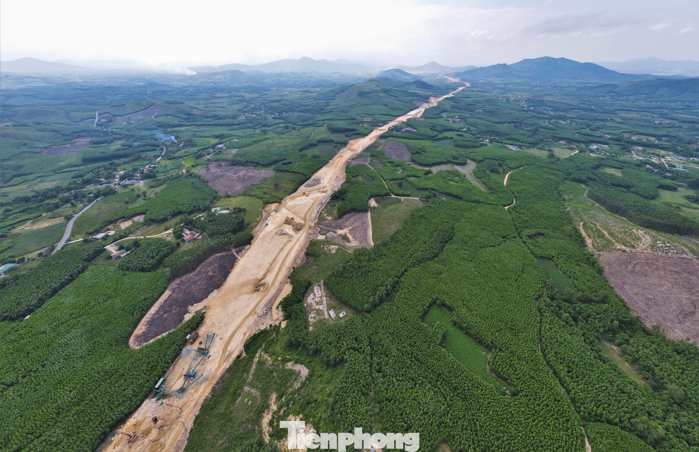 Tại gói thầu 12-XL dự án thành phần đoạn Hàm Nghi - Vũng Áng, Công ty Xây dựng Xuân Trường cũng đang tăng tốc triển khai xuyên ngày nghỉ lễ.