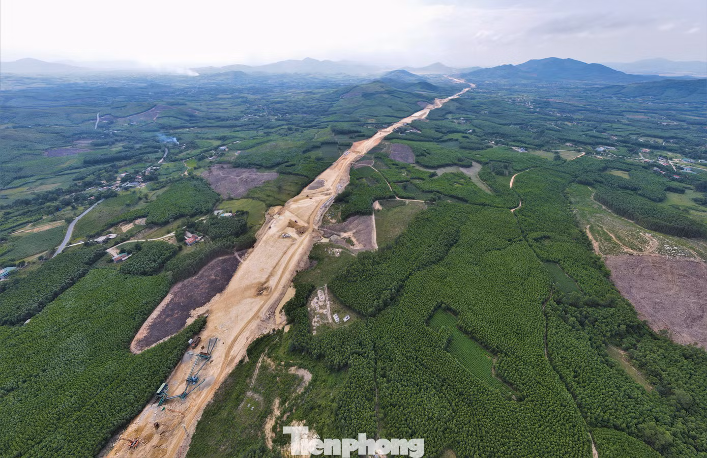 Tại gói thầu 12-XL dự án thành phần đoạn Hàm Nghi - Vũng Áng, Công ty Xây dựng Xuân Trường cũng đang tăng tốc triển khai xuyên ngày nghỉ lễ.