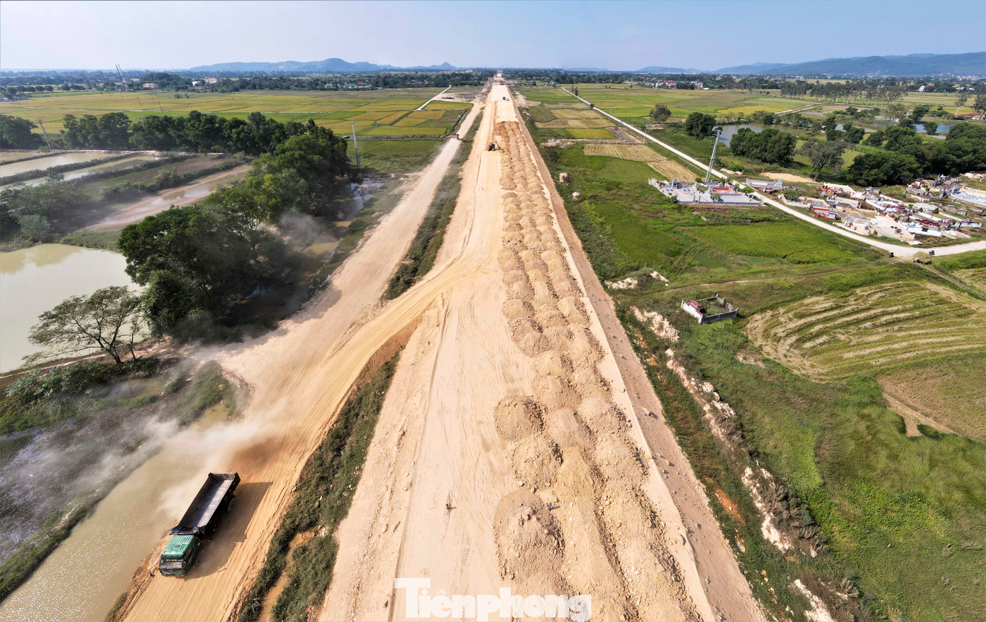 Theo kế hoạch, dự án thành phần cao tốc Diễn Châu – Bãi Vọt, trong đó, đoạn qua huyện Đức Thọ (Hà Tĩnh) dài 4,84km, với tổng số vốn đầu tư hơn 11.100 tỷ đồng, sẽ hoàn thành vào 22/5/2024. Do thời gian còn lại để hoàn thành dự án không nhiều, vậy nên, tiến độ công trình đang được các nhà thầu gấp rút đẩy nhanh. Trong hình là tuyến chính cao tốc Diễn Châu - Bãi Vọt qua huyện Đức Thọ đang được thi công.