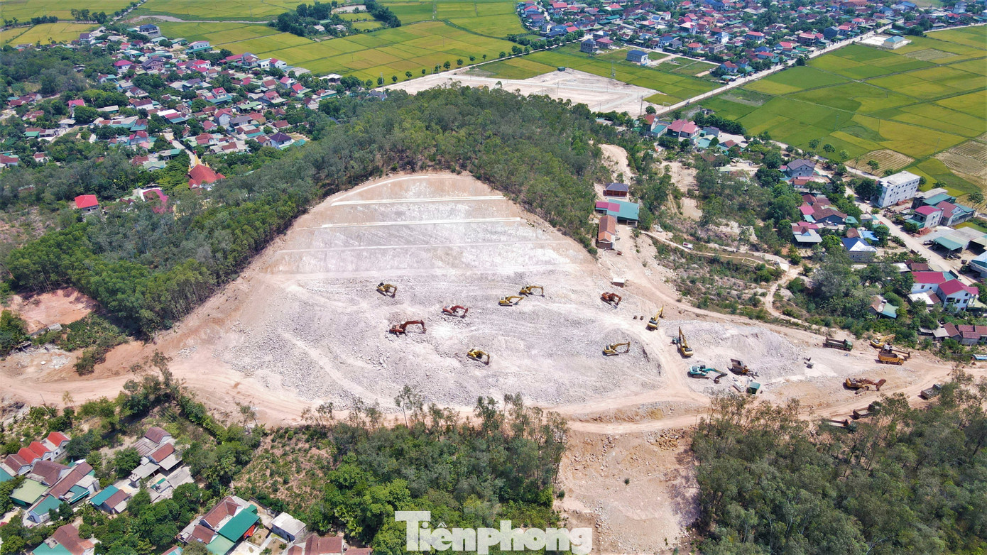 Trong những ngày nghỉ lễ, công nhân vẫn điều khiển máy móc, miệt mài thi công trên công trường.