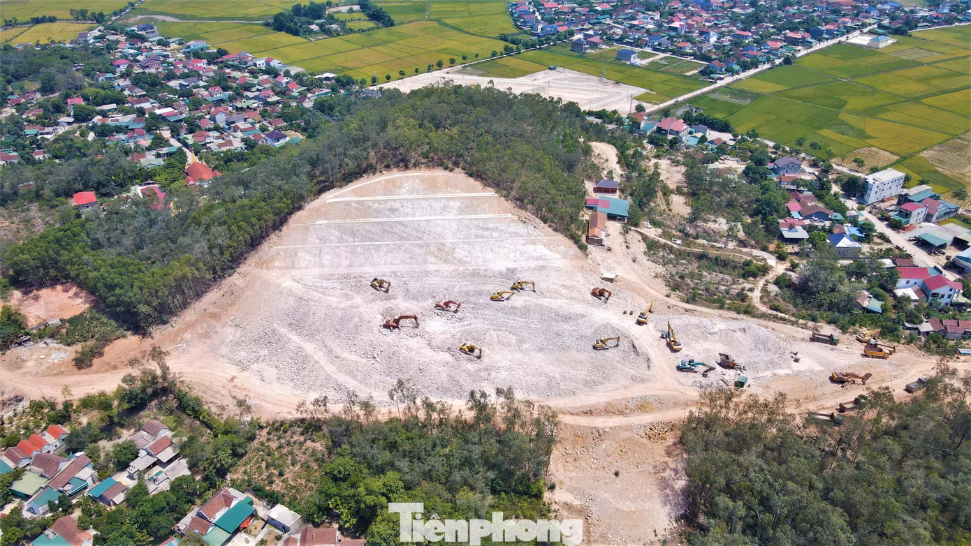 Trong những ngày nghỉ lễ, công nhân vẫn điều khiển máy móc, miệt mài thi công trên công trường.
