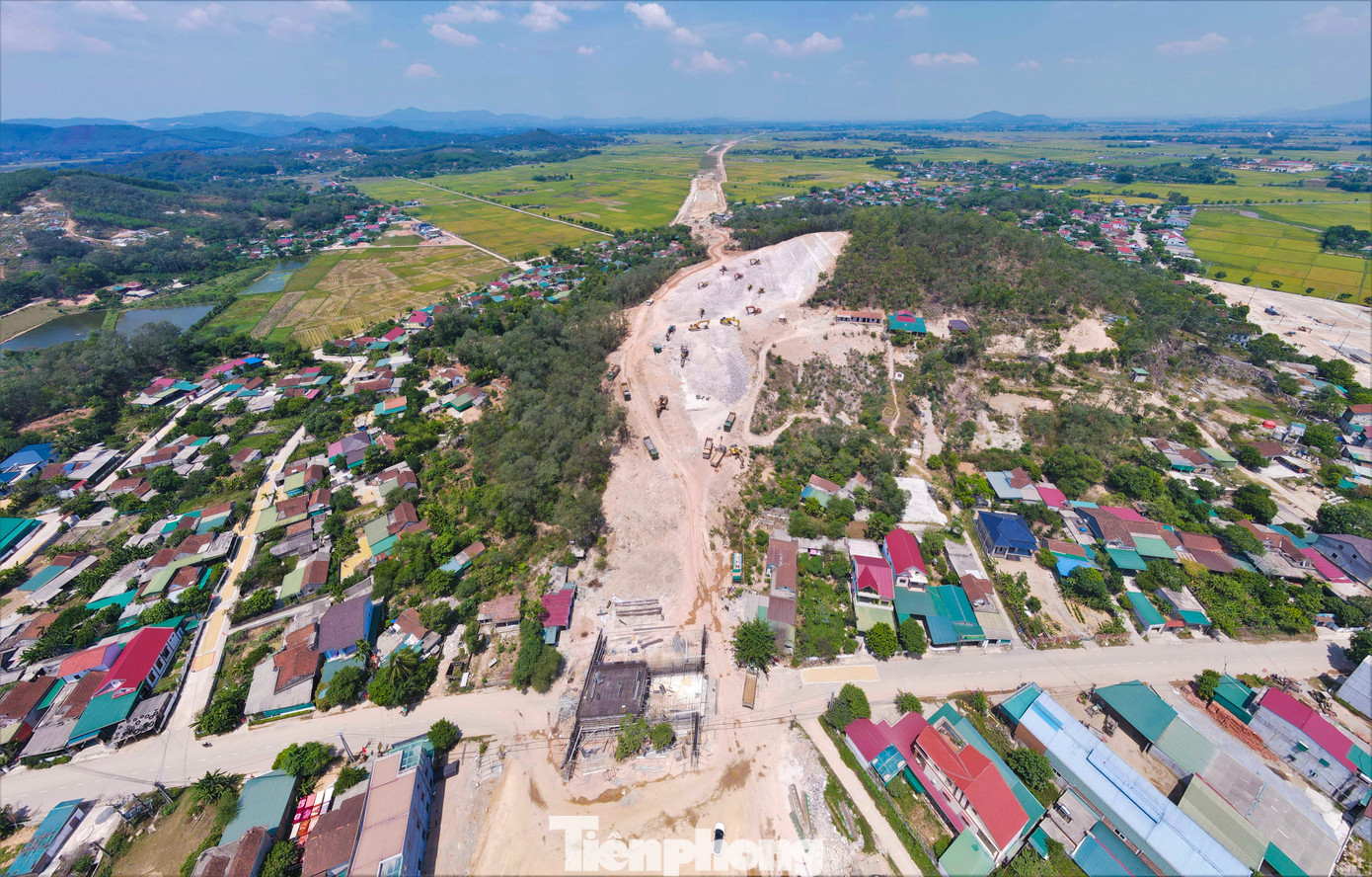 Tại các dự án thành phần của tuyến cao tốc Bắc - Nam qua Hà Tĩnh có nhiều vị trí đơn vị thi công phải bạt đồi, xẻ núi, hạ độ cao để tuyến đường băng qua. Trong hình là đồi Long Tương qua xã Quang Lộc (huyện Can Lộc) thuộc đoạn Bãi Vọt - Hàm Nghi đang được nhà thầu hạ nền.