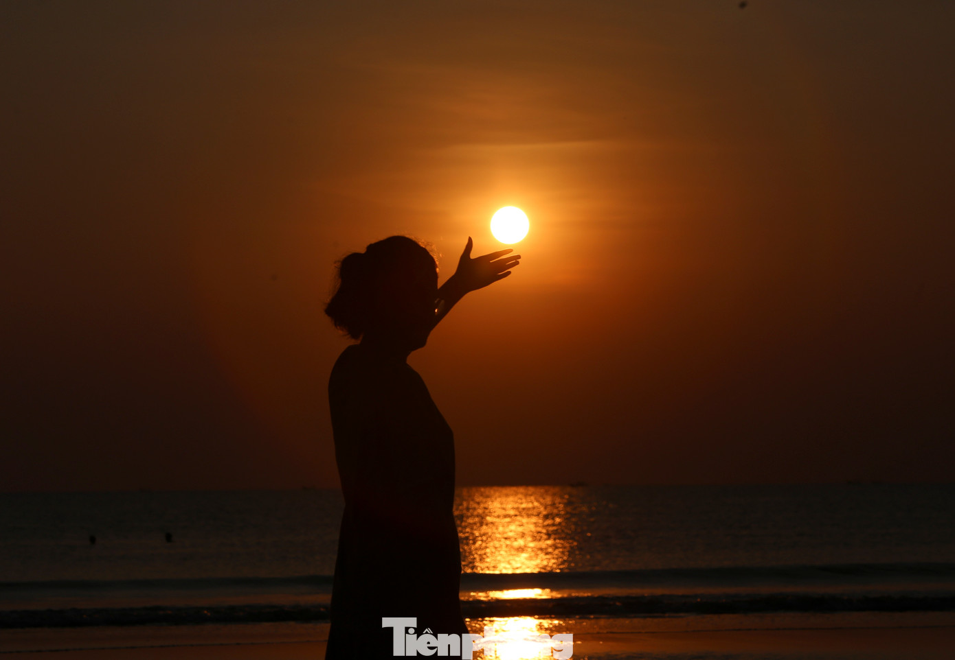 Các bạn trẻ ghi lại khoảnh khắc cùng mặt trời hừng đông.