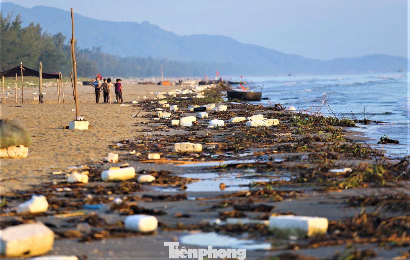 Tại bãi biển Thạch Hải (huyện Thạch Hà) lượng rác dạt vào bãi biển trở nên dày đặc. Xốp, gốc cây, bèo tây và đủ loại chai nhựa xếp chồng lên nhau suốt chiều dài hơn 4km của bờ biển.