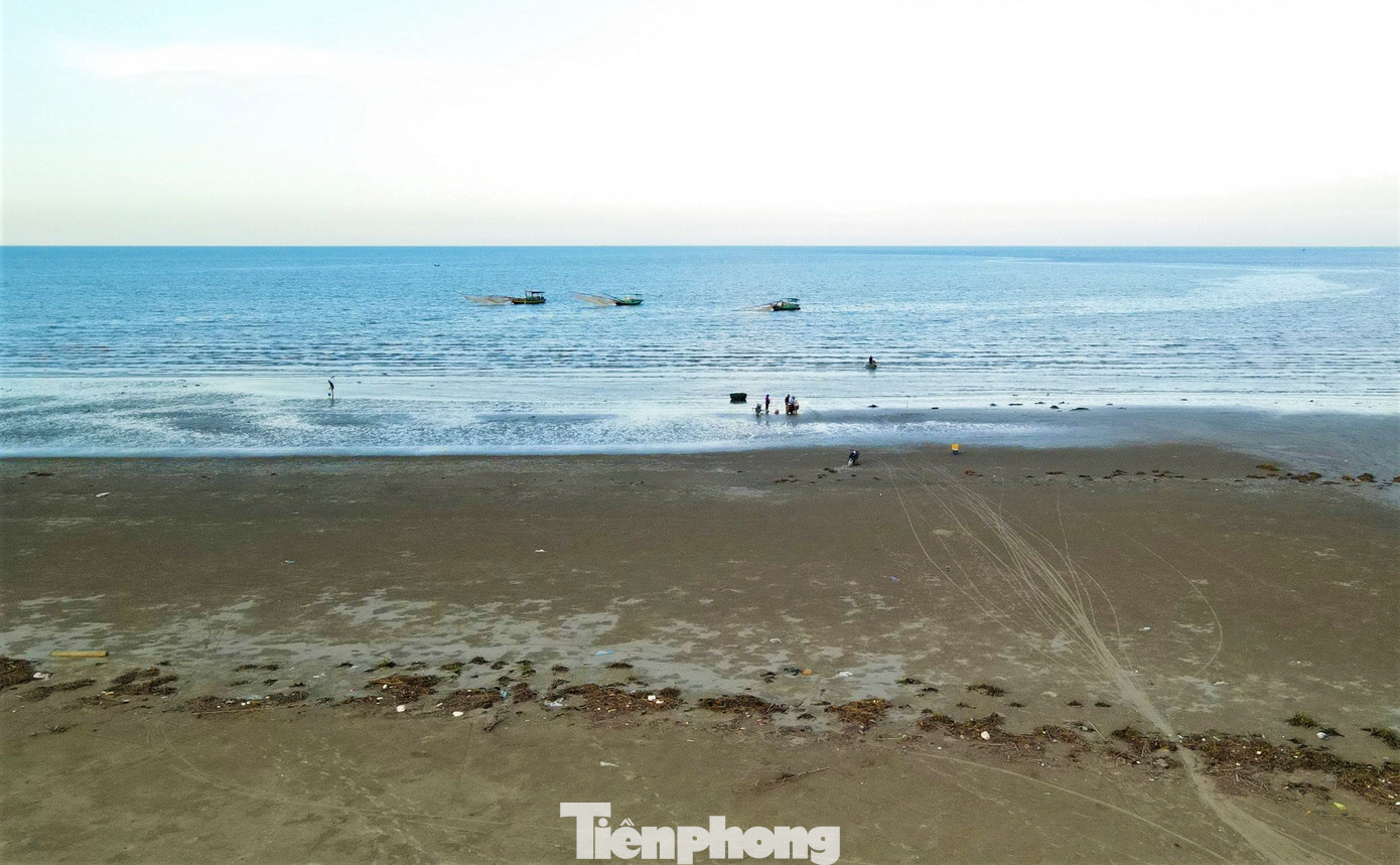 Tại bãi tắm Xuân Hải (thị trấn Lộc Hà, huyện Lộc Hà) tình trạng rác dồn ứ vào bờ cát cũng không khả quan hơn.