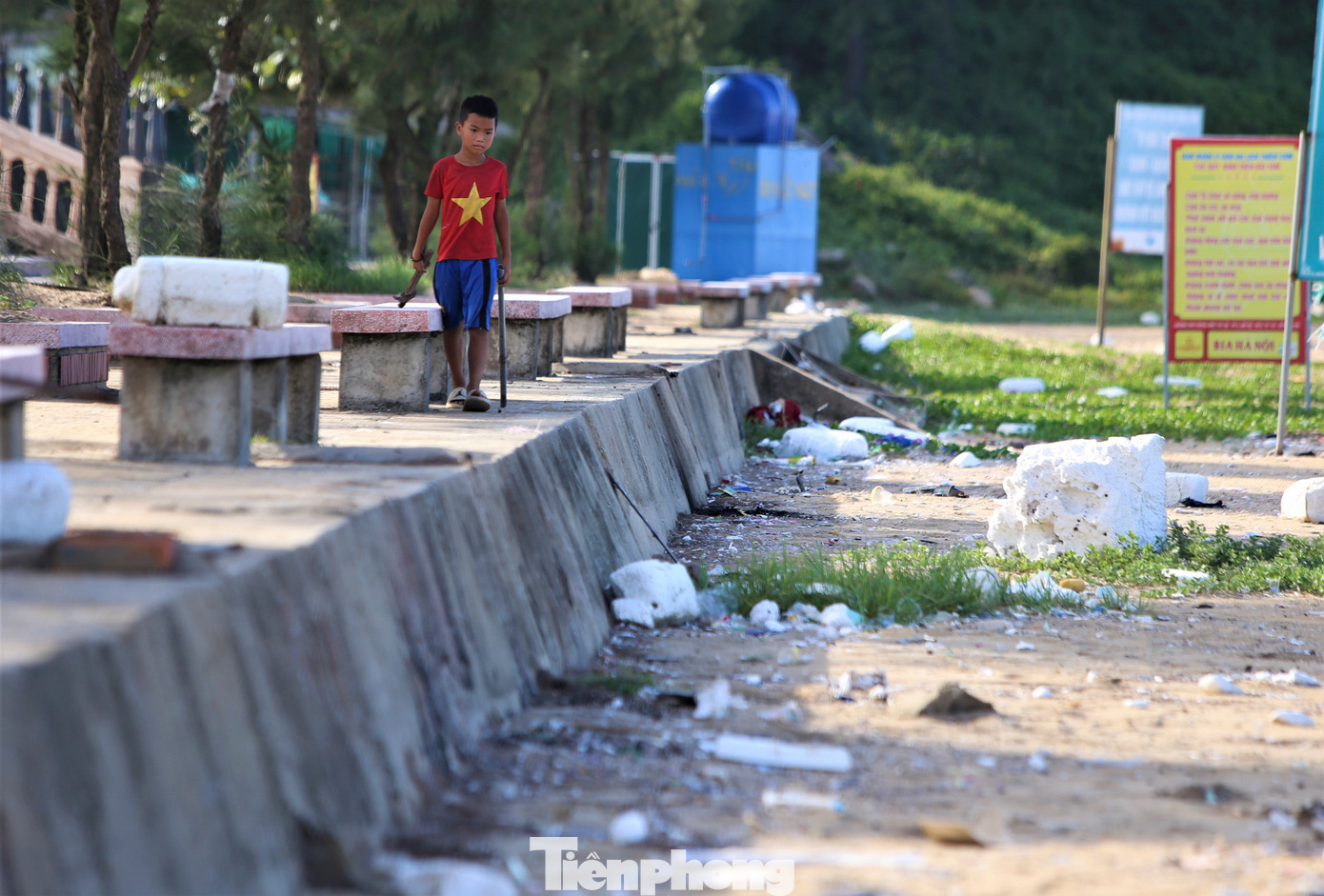 Những tấm xốp lớn, gốc cây mục nằm ngổn ngang dọc bãi biển dài hơn 5km. Nhiều trẻ em đi thu dọn các phế liệu, chai nhựa.