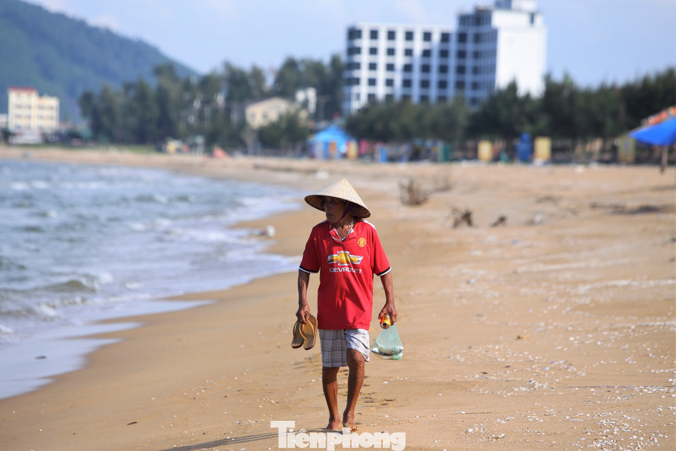 Người dân cho biết từ tháng 9, lượng khách du lịch tại biển Thiên Cầm ít dần. Cùng với thời tiết mưa liên tục khiến lượng rác dạt vào bãi tắm nhiều hơn. Tuy nhiên, không vì ít khách du lịch mà bãi biển không được dọn dẹp sạch sẽ.