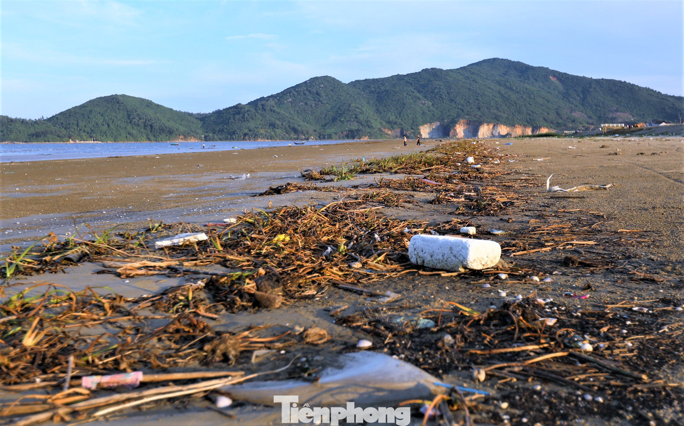 Chính quyền địa phương đã kêu gọi người dân và các đoàn thể thu dọn song sau mỗi đợt mưa lớn, rác lại dạt vào kín bãi tắm.