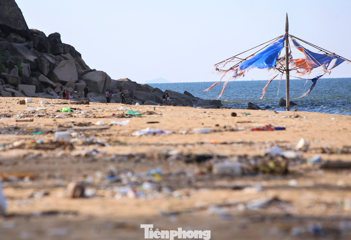 Lãnh đạo UBND thị trấn Thiên Cầm (huyện Cẩm Xuyên) cho biết vào mùa mưa, lượng rác đại dương bị sóng đánh trôi dạt vào bãi tắm. Địa phương đã lên kế hoạch thu dọn song không xuể vì cứ triều cường lên, sóng lớn lại kéo rác từ biển vào.