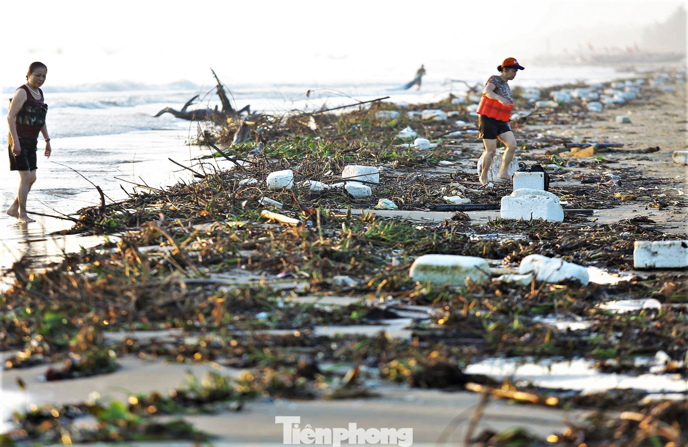 Nhiều người tắm biển ái ngại khi thấy lượng rác ngập bãi tắm.