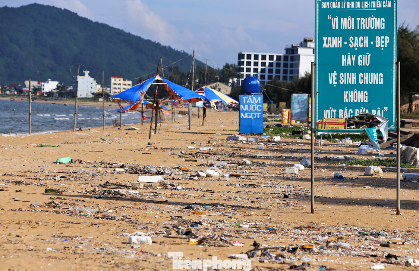 Đợt mưa lớn cuối tháng 9 đã làm trôi dạt, dồn ứ nhiều loại rác ở các bãi tắm của Hà Tĩnh. Trong hình là bãi tắm Thiên Cầm (huyện Cẩm Xuyên), được đánh giá là một trong những khu du lịch biển đẹp nhất Hà Tĩnh. Mỗi mùa du lịch, nơi đây đón hàng chục nghìn lượt khách tham quan, tắm biển. Tuy nhiên hiện nay, bãi tắm đang bị rác thải bủa vây.