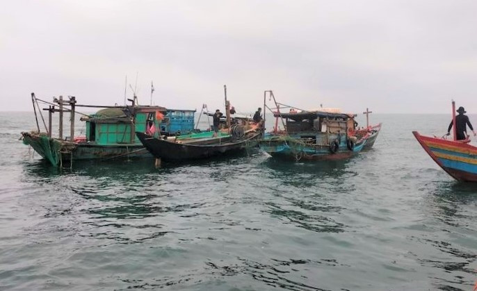 Người dân tìm kiếm hai vợ chồng gặp nạn trên biển. Người dân tìm kiếm hai vợ chồng gặp nạn trên biển.