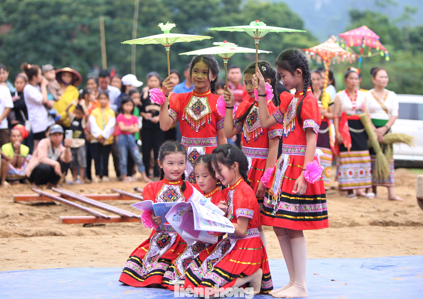 Chương trình văn nghệ đặc sắc từ các em thiếu nhi xã Tiên Kỳ tại lễ khánh thành.