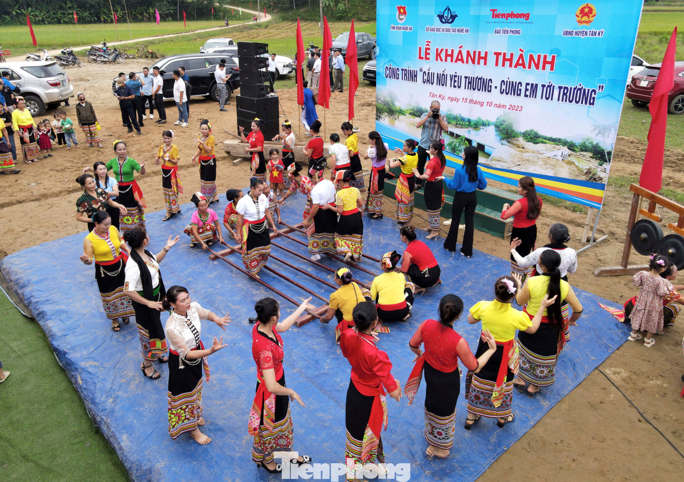 Ông Lang Văn Thuyên, Bí thư Chi bộ Bản Ỏn gửi lời biết ơn đến các cấp, ngành và Báo Tiền Phong đã hỗ trợ, xây dựng cây cầu như mong đợi của bà con bấy lâu. Cây cầu không chỉ giải quyết vấn đề đi lại an toàn cho người dân, học sinh mà còn mang ý nghĩa quan trọng, thiết thực với người dân địa phương.